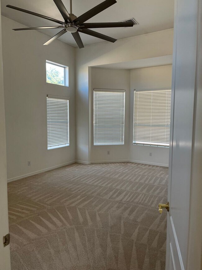 Building Photo - Elegant, spacious 3/2.5 home in gated LaPrivada