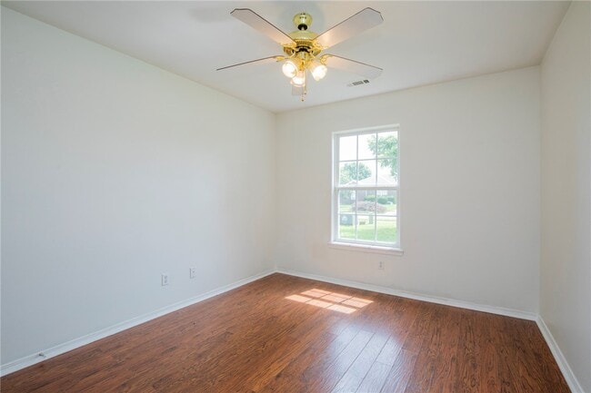 Building Photo - 902 SW Sandrock Rd