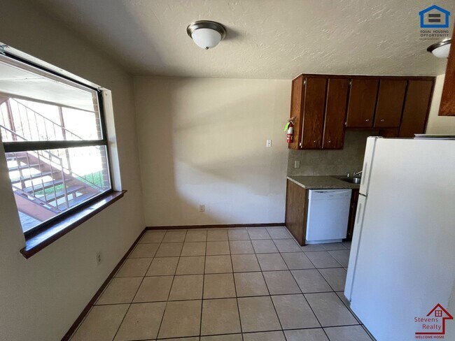 Building Photo - 1912 SW D Ave