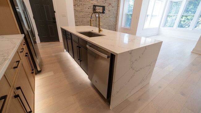 Building Photo - Stunning 3-Bedroom, 2-Bath Gem with In-Unit Washer/Dryer! Discover Uptown Living.