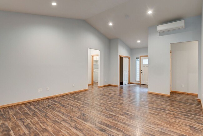 Building Photo - 253 Sunset Dr