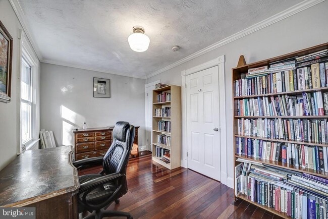 Building Photo - 1123 3rd St NE