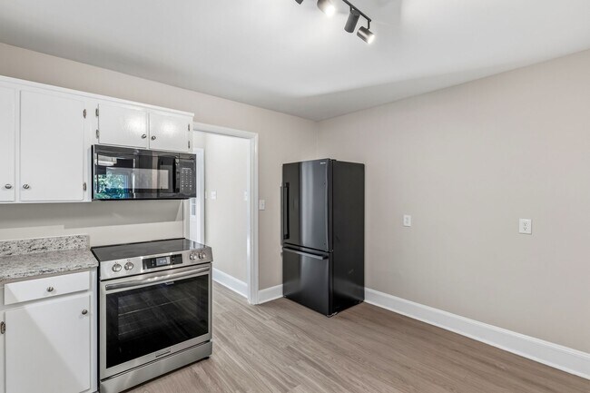 Building Photo - NW - Large Brick Ranch, Updated, Hardwoods, LR, DR, Den, Two Decorative Fire Places, Fenced, Stor...