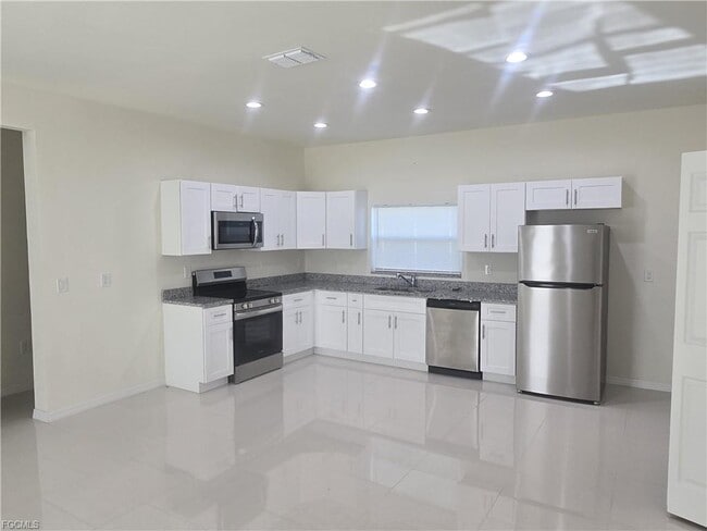 Building Photo - 324 Mangonia Ave