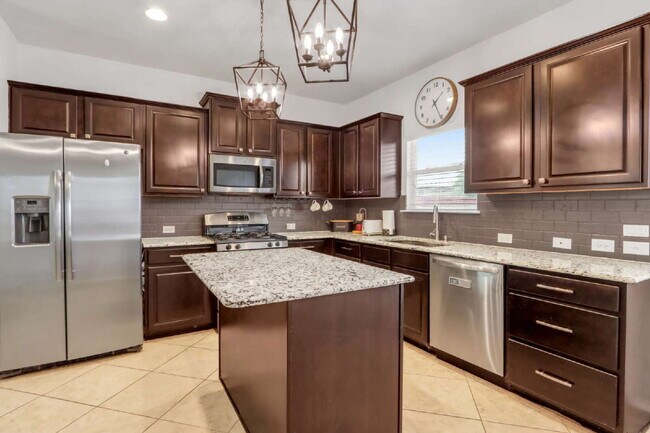 Building Photo - "Charming 3-Bed Oasis with 2.5 Baths in Sa...
