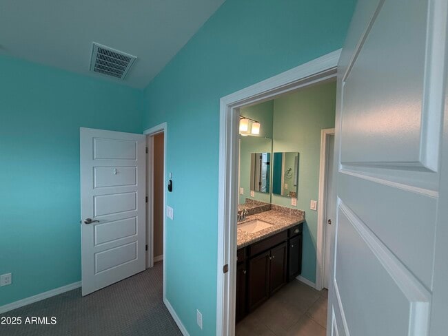 Building Photo - 1322 E Gemini Pl
