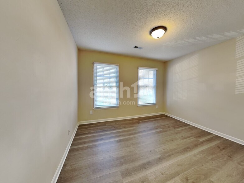 Building Photo - 6323 Stonewick Dr