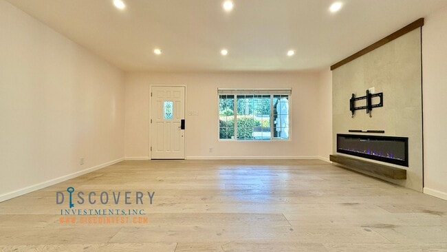 Building Photo - Your Ideal Modern Retreat with Enclosed Yard