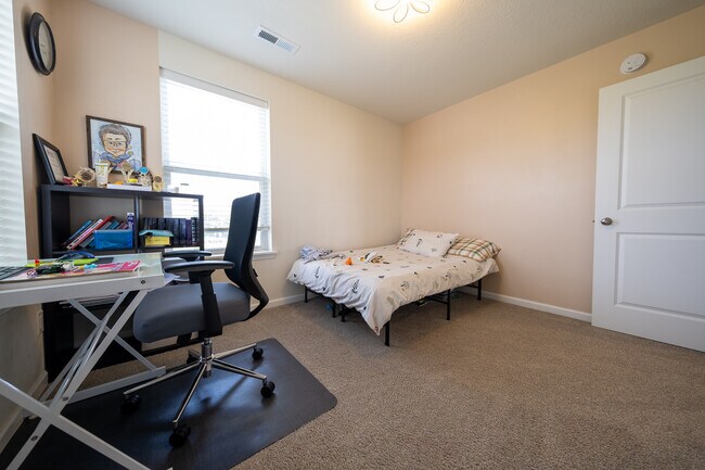 Building Photo - 5595 Queensland Ln N