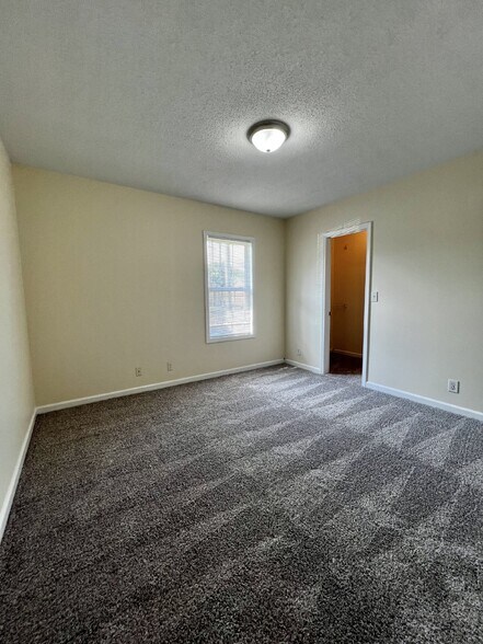 Building Photo - "Charming 2-Bedroom Retreat with 912 Sq Ft of Cozy Living in Oak Grove!"
