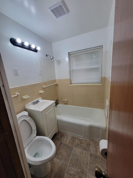 Building Photo - 332 Ashwood Ave