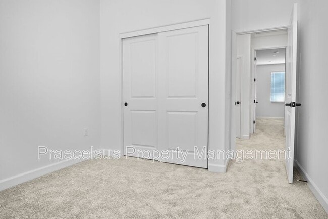Building Photo - 824 Makani St