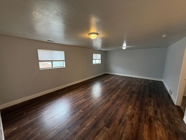 Building Photo - Large Five Bedroom Home, Sandy, 2500 sq ft, New Paint, New carpet, New Flooring