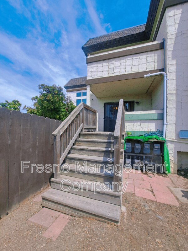 Building Photo - 4919 N Millbrook Ave