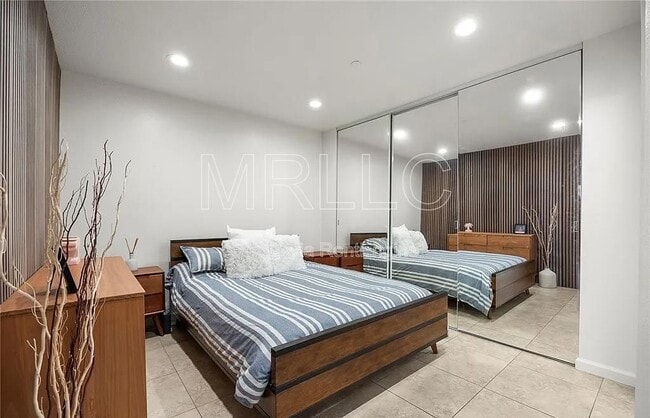 Building Photo - 1068 Calle Del Cerro