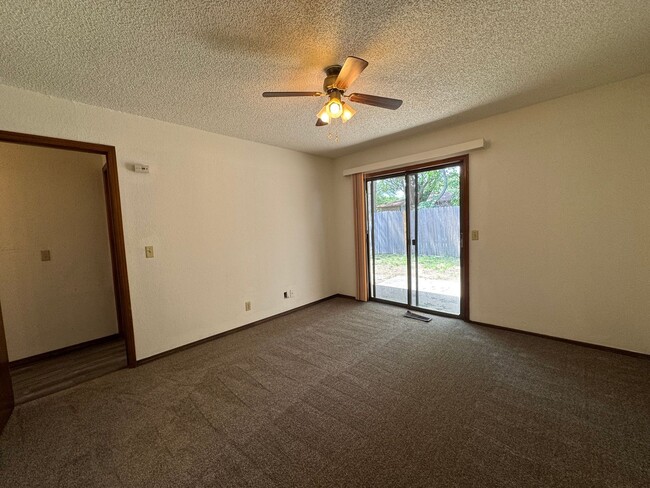 Building Photo - 3 bedroom 2 full bathroom Duplex home in B...