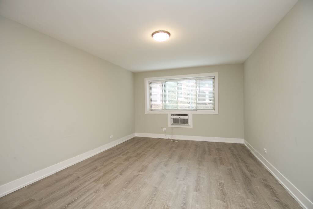 Building Photo - 533 W Surf St