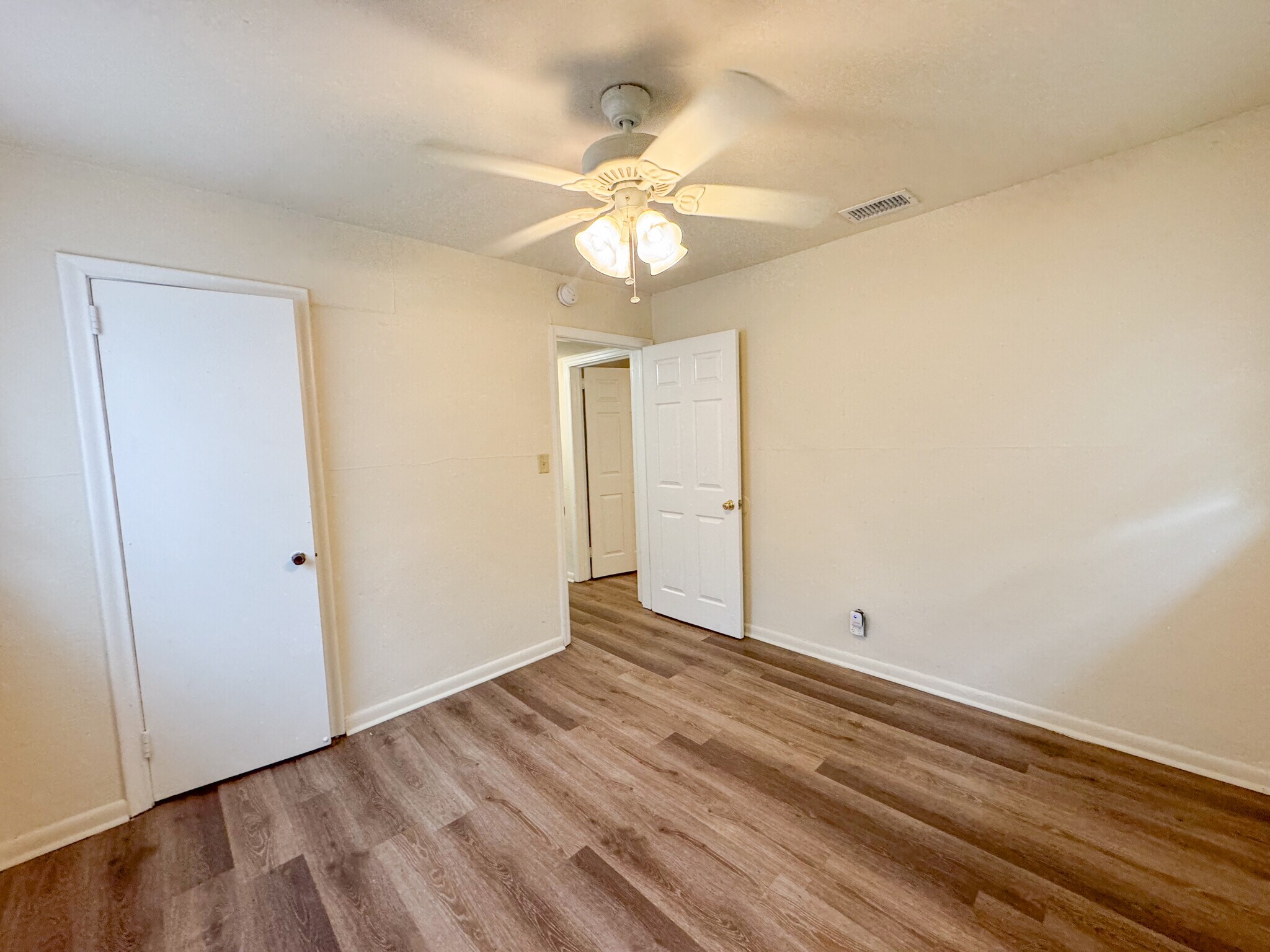 Building Photo - 1654 Mayhew St