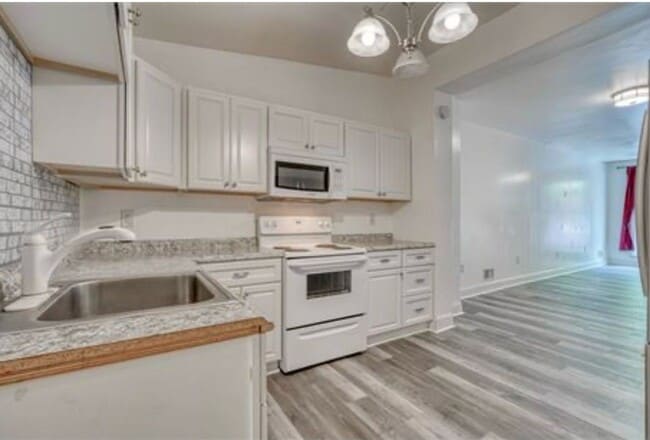 Building Photo - Stunning Newly Renovated 2 Bedroom 1 Bathroom