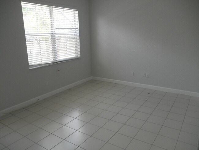 Building Photo - Shoma Townhomes