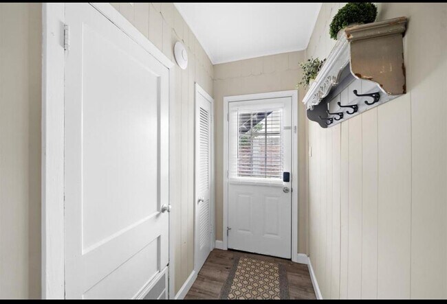 Building Photo - 1629 Castle Ct