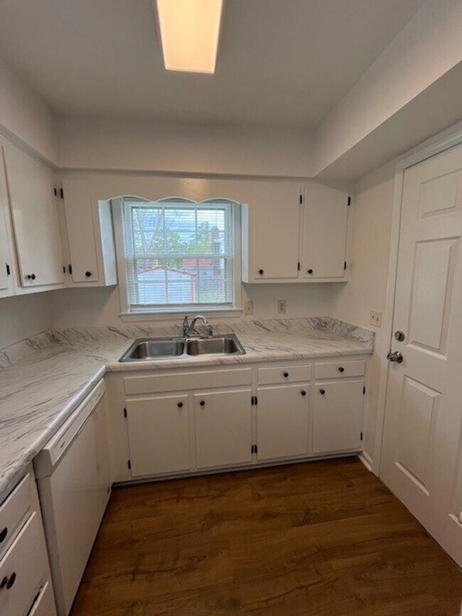 Building Photo - Recently updated 3 bedroom 2 bath home in King Grants