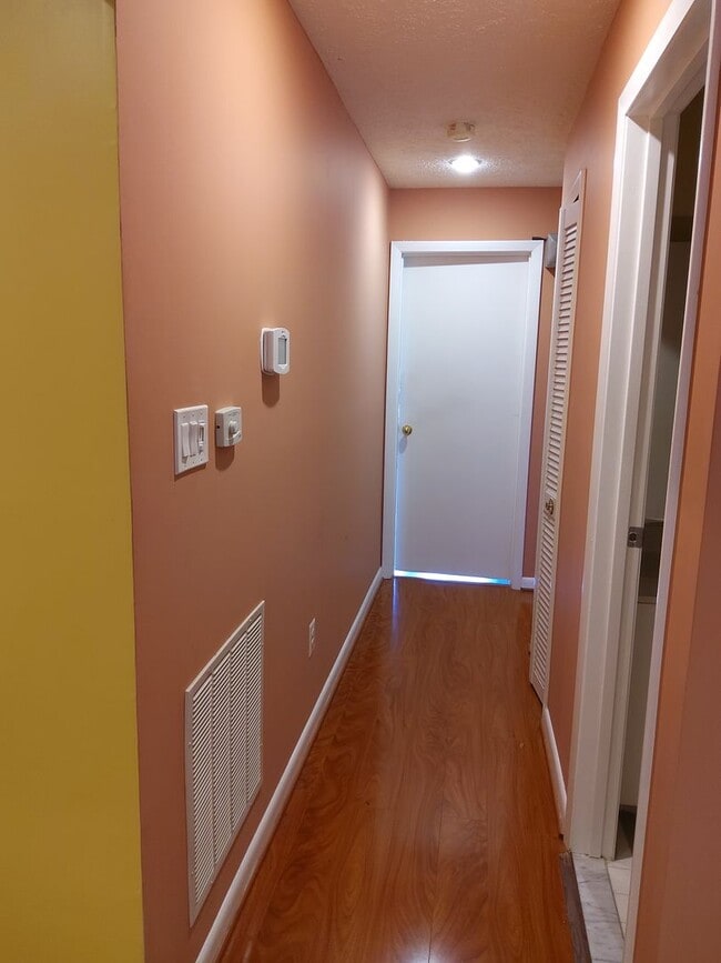 Building Photo - Two Bedroom/ Two Bath Condo at Falls Garde...
