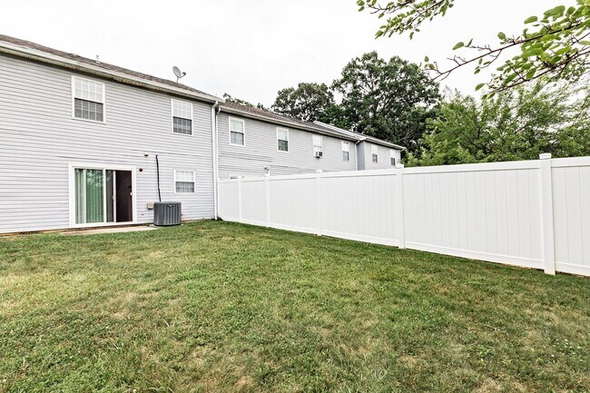 Building Photo - 2 bedroom, 2.5 bathroom townhome in Newark