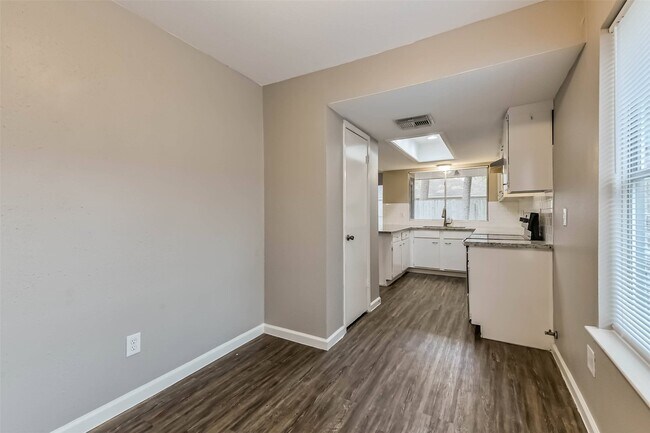 Building Photo - 26 W Broken Oak Ct