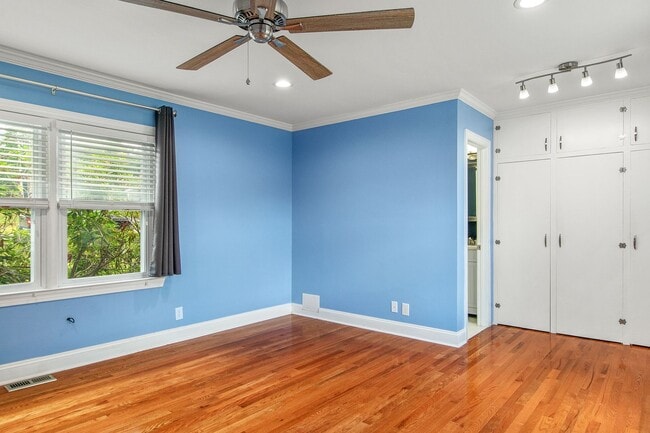Building Photo - 3 Bed/2 Bath.  Pet Friendly. Large Yard. No Security Deposit