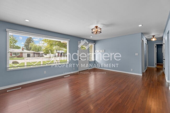 Building Photo - Desirable Rancher style home located in Ce...