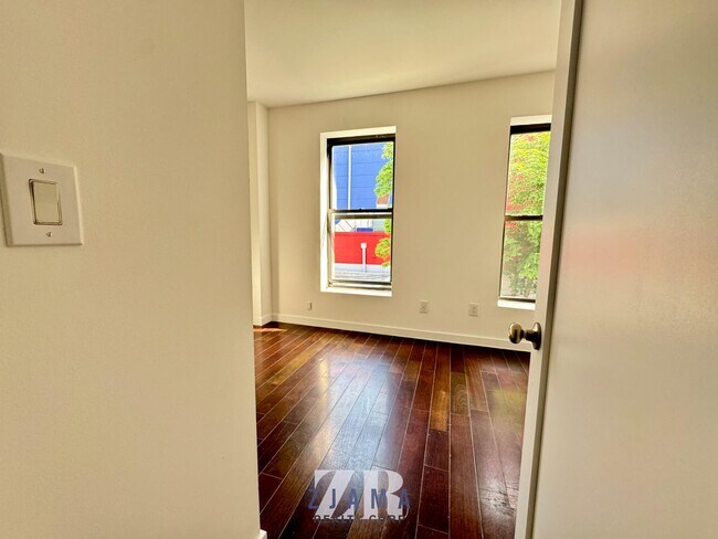 Building Photo - 568 Baltic St