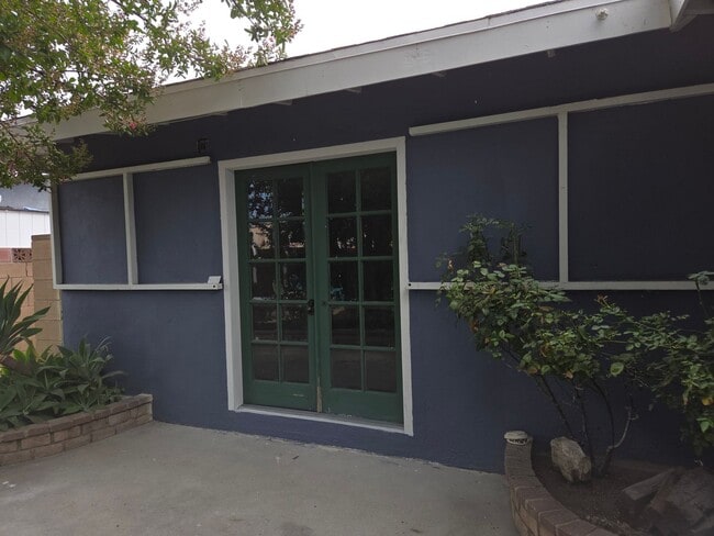Building Photo - PRIVATE 3 bed/3 bath HOME + Office. NO OTHER UNITS ON PROPERTY.