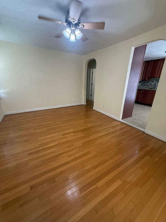 Building Photo - Cozy 2 Bed home Available Now!
