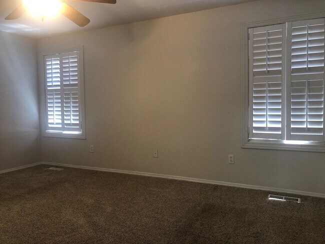 Building Photo - Spacious Single Level 3bd 2.75bath availab...