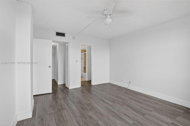 Building Photo - 250 Jacaranda Dr