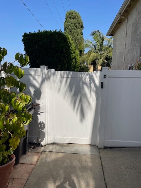 Unit C Entry Gate - 16522 Hillview Cir