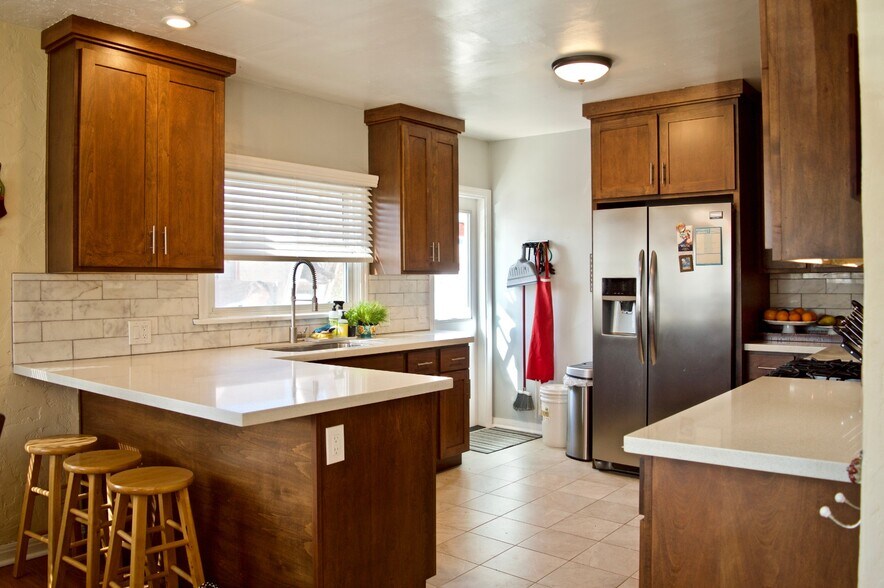 Amazing new kitchen with quarts counter tops - 4770 Bancroft St