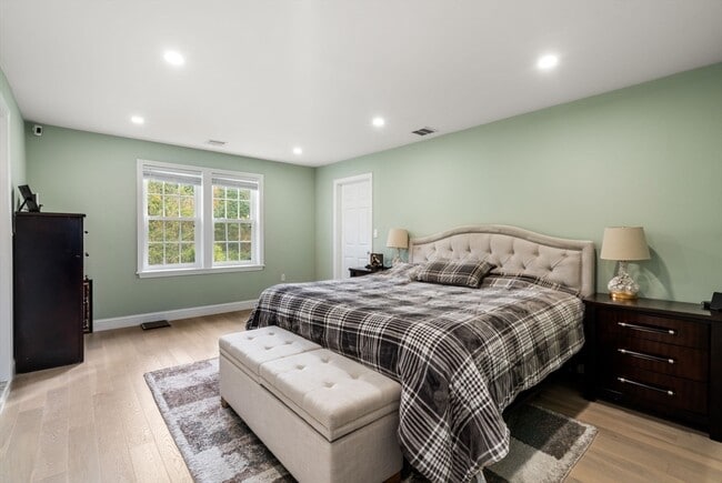 Building Photo - 63 Pine St