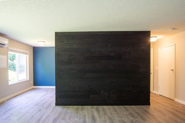 Building Photo - Close-in SE Spacious 3-Bed + A/C Ready Late July!