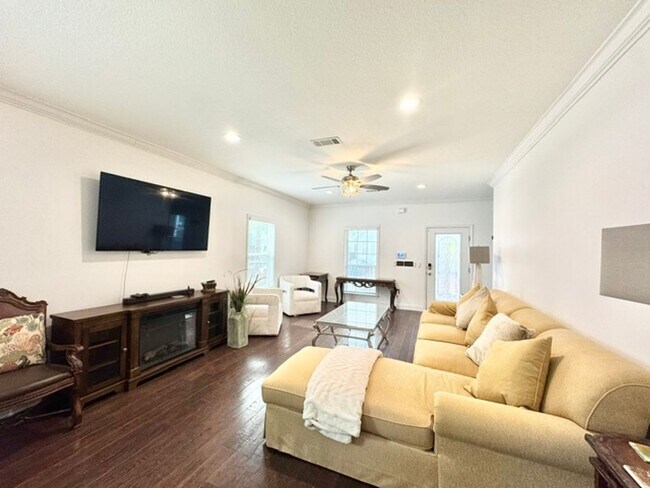 Building Photo - 104 Golf Villa Dr