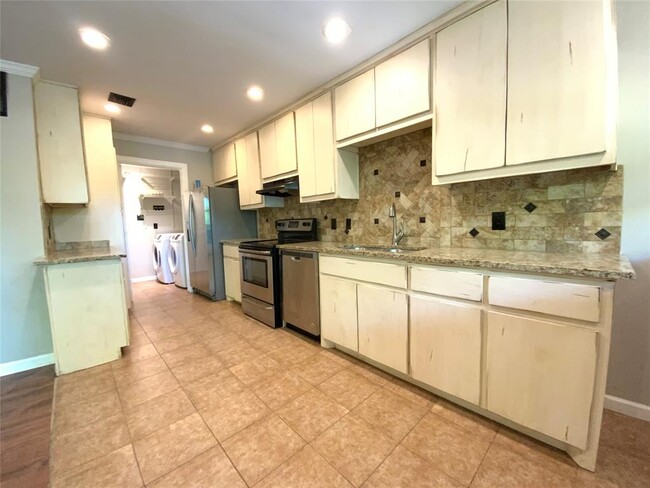 Building Photo - 2807 Edgewater Dr