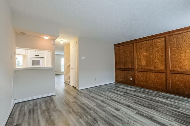 Building Photo - 3004 Beecave Dr