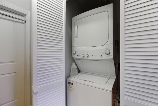 Building Photo - 3040 W Diversey Ave