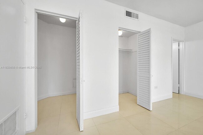 Building Photo - 801 Brickell Bay Dr
