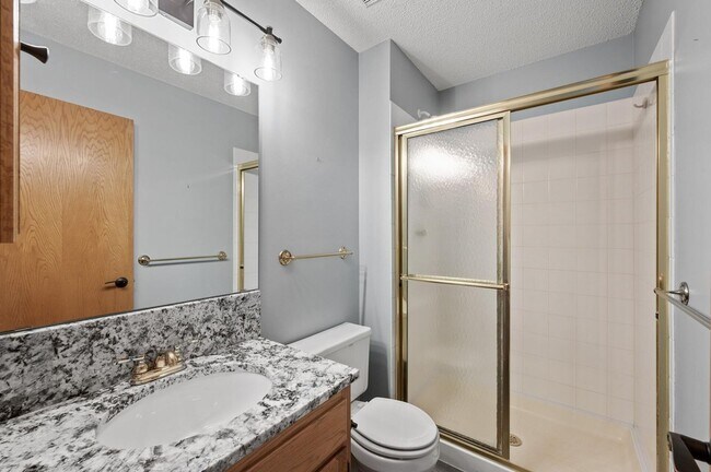 Building Photo - rare woodbury upgraded 3 bedroom end unit townhouse!! One level living!