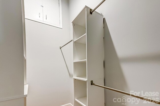 Building Photo - 10 Spruce Pine Dr