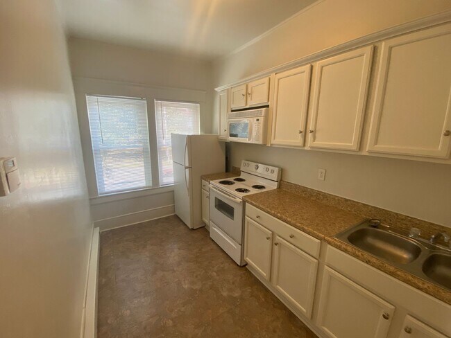 Building Photo - 2nd Floor Apartment in Adorable Historic Home!