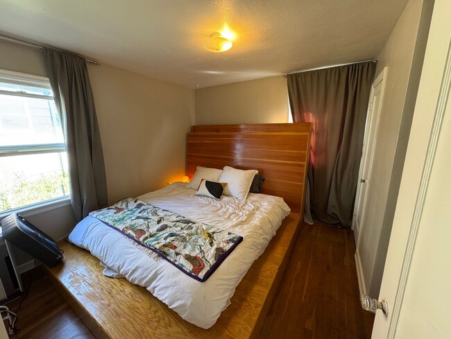 Building Photo - Spacious 2 Bedroom Home with Large Open Kitchen