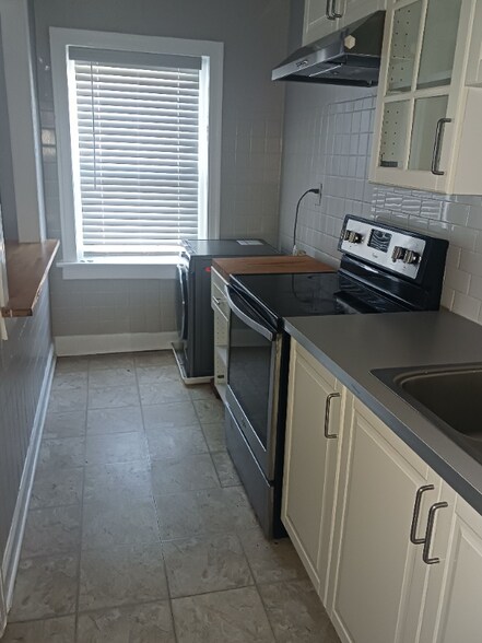 Building Photo - 127-129 E 46th St